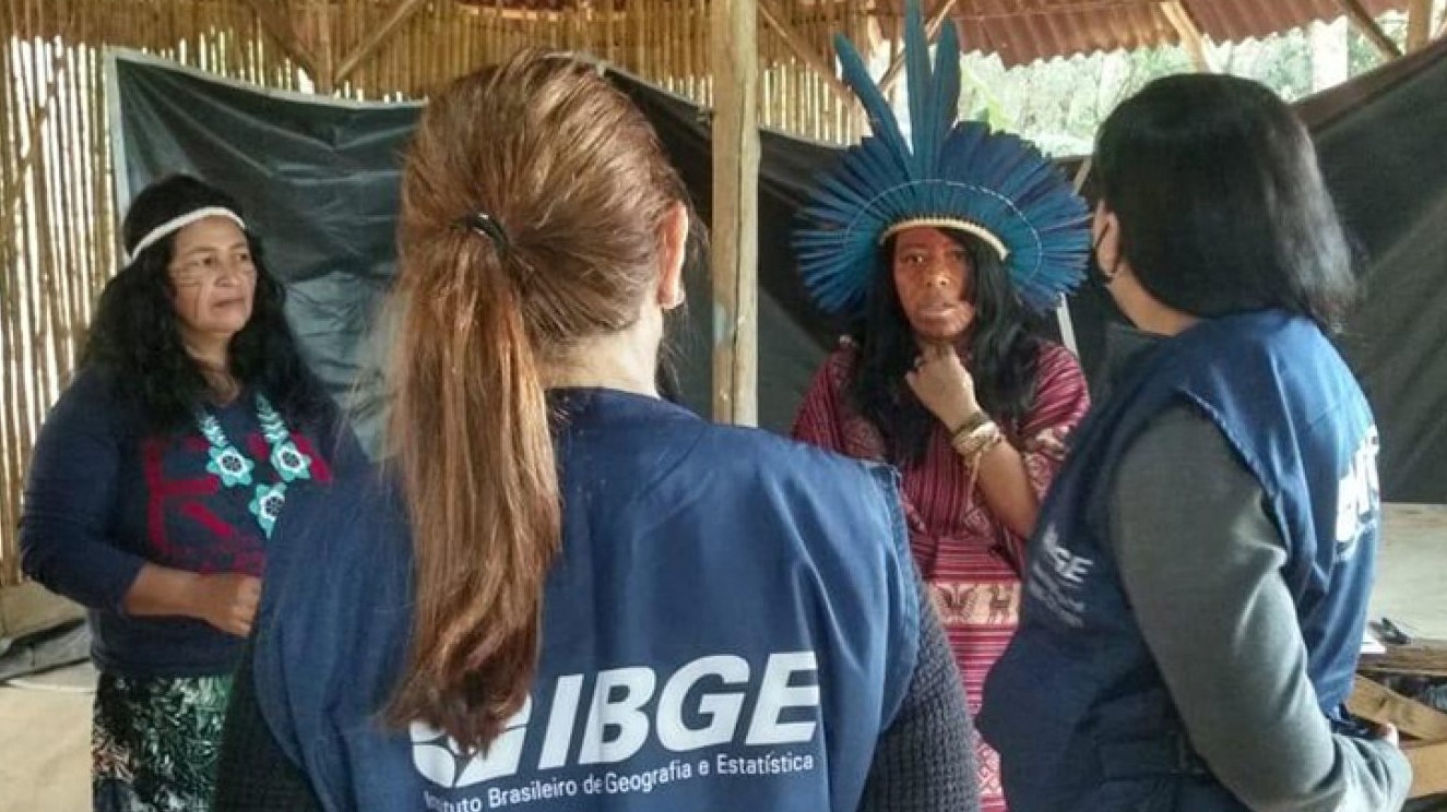 Abordagem de recenseadores na aldeia indígena Tekoa Itakupe, em São Paulo: is indígenas no Brasil são quase 1,7 milhão de pessoas, segundo dados do Censo 2022 (Foto: Agência IBGE)