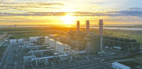 Usina termelétrica a gás natural em Macaé (RJ): Emissões de gases de efeito estufa de usinas termelétricas cresceram 75% em 2021 (Foto: Agência Brasil)
