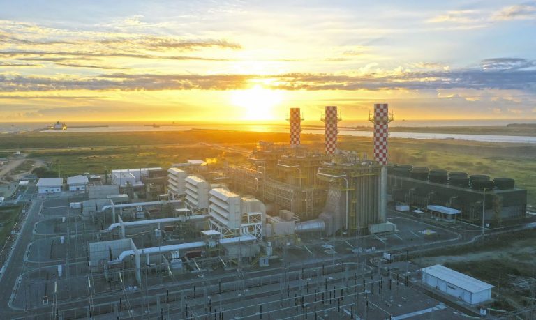 Usina termelétrica a gás natural em Macaé (RJ): Emissões de gases de efeito estufa de usinas termelétricas cresceram 75% em 2021 (Foto: Agência Brasil)