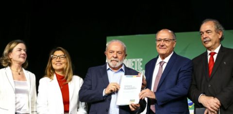 Ao lado de Gleise Hoffmann, Janja e Aloízio Mercadante, Geraldo Alckmin, coordenador da transição, entrega a Lula o relatório final do grupo: revogaço ambiental vai atingir, inicialmente, nove decretos de Bolsonaro (Foto: Agência Brasil)