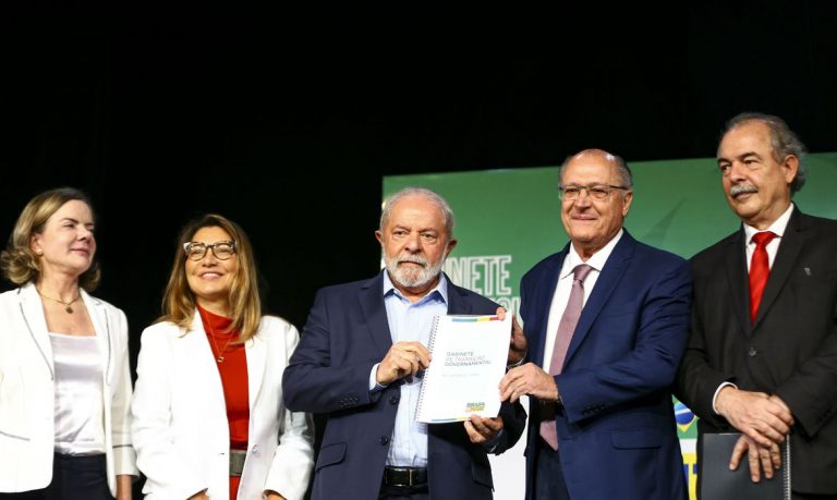 Ao lado de Gleise Hoffmann, Janja e Aloízio Mercadante, Geraldo Alckmin, coordenador da transição, entrega a Lula o relatório final do grupo: revogaço ambiental vai atingir, inicialmente, nove decretos de Bolsonaro (Foto: Agência Brasil)