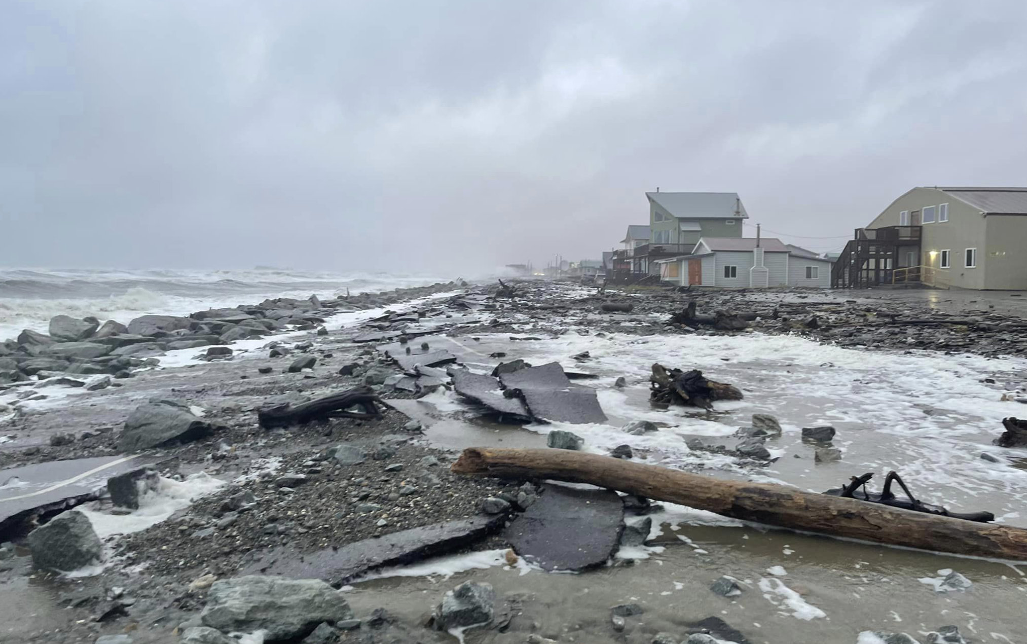 Destruição causada pelo tufão Merbok na costa do Alasca: Ártico enfrenta temperaturas mais quentes, temporada de neve menor e aumento do nível do mar (Foto: FEMA - Agência Federal de Gestão de Emergências dos EUA - 20/09/2022)