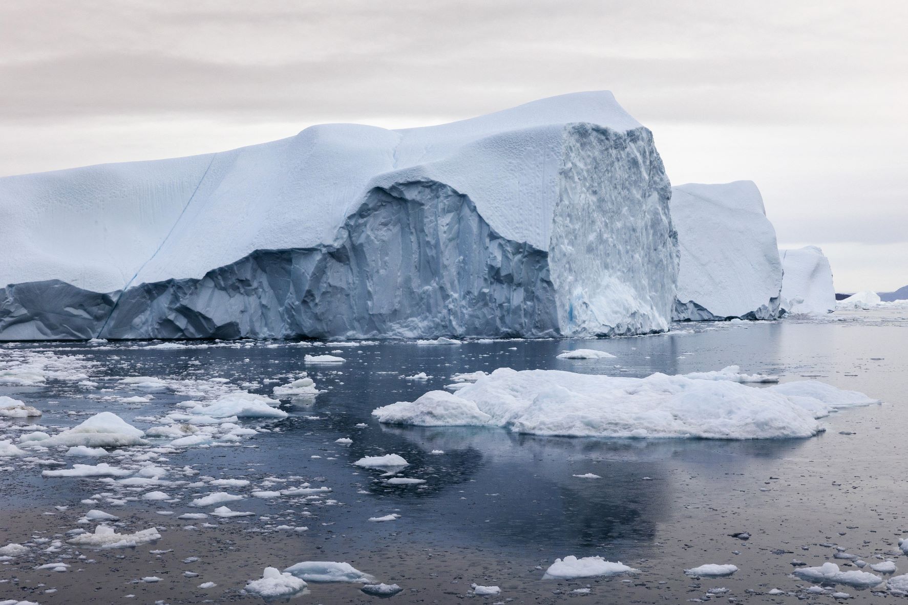 Icebergs formados pelo desprendimento das geleiras na Baía de Disko, na Groenlândia: região perdeu 36% da superfície do manto de gelo no fim do verão no Hemisfério Norte (Foto: Robert Meerding / ANP MAG / AFP - 17/09/2022)