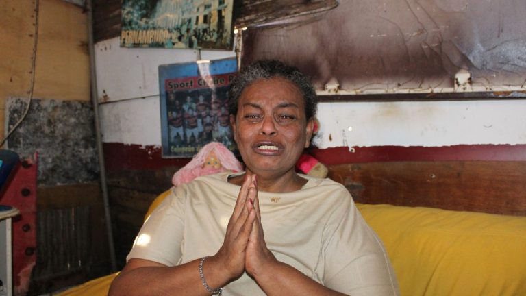 Raquel Maria da Silva em lágrimas no seu casebre sem esgotamento sanitário e água tratada no Canal da Vovózinha, em Recife: chikungunya, zika e dengue numa rotina de doenças e sofrimento (Foto: Coletivo Sargento Perifa)