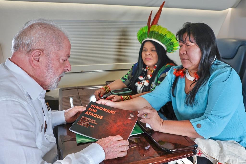 Joenia Wapichana e a ministra Sonia Guajajara entregam relatório sobre os Yanomami ao presidente Lula: combate ao garimpo em terras indígenas (Foto: Ricardo Stuckert/PR)