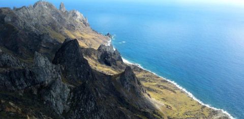 Ilha de Trindade, no litoral do Espírito Santo: estudo constata a ocorrência de rochas idênticas às naturais mas compostas por plástico (Foto: Marinha / Agência Brasil)