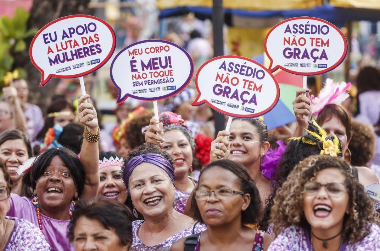 Bloco Nem com uma Flor, no Carnaval de Recife: mensagens e ações contra a violência de gênero (Foto: Andrea Rego / Prefeitura do Recife)
