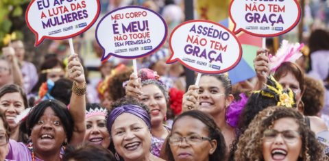 Bloco Nem com uma Flor, no Carnaval de Recife: mensagens e ações contra a violência de gênero (Foto: Andrea Rego / Prefeitura do Recife)
