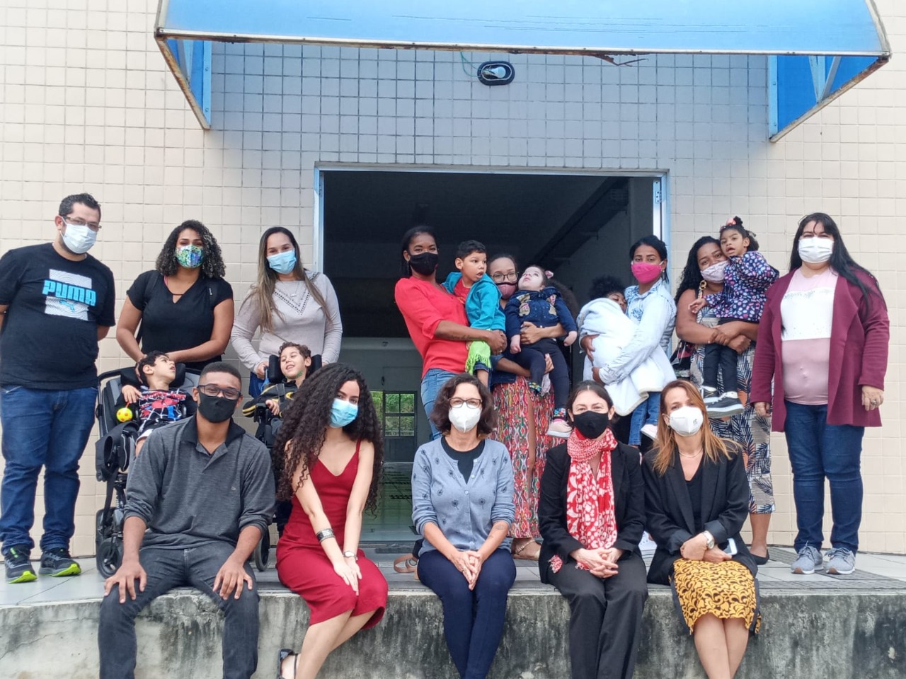 Professores e pesquisadores com mães de crianças com síndrome congênita do zika vírus em encontro na UFRRJ: participação das famílias no desenvolvimento de aplicativo ComunicaZika (Foto: Arquivo Pessoal)