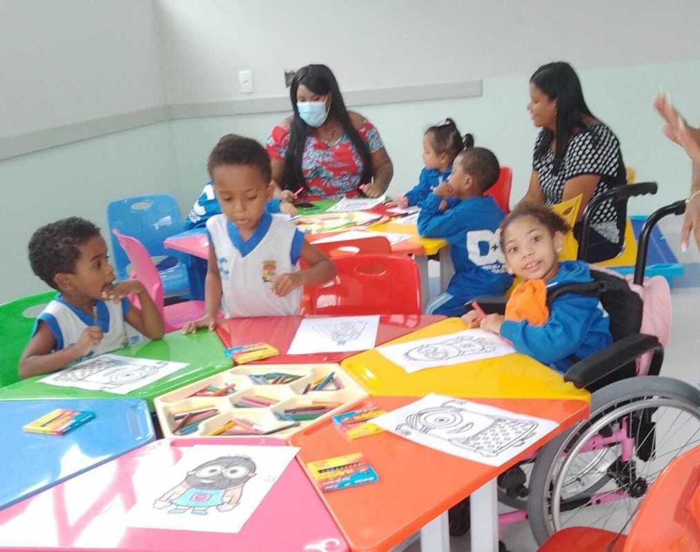 Yasmin (na cadeira de rodas) brinca com seus colegas na unidade de educação infantil de Duque de Caxias: Escola ajuda crianças com síndrome congênita do zika vírus (Foto: Arquivo Pessoal)
