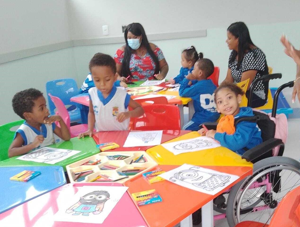 Yasmin (na cadeira de rodas) brinca com seus colegas na unidade de educação infantil de Duque de Caxias: Escola ajuda crianças com síndrome congênita do zika vírus (Foto: Arquivo Pessoal)