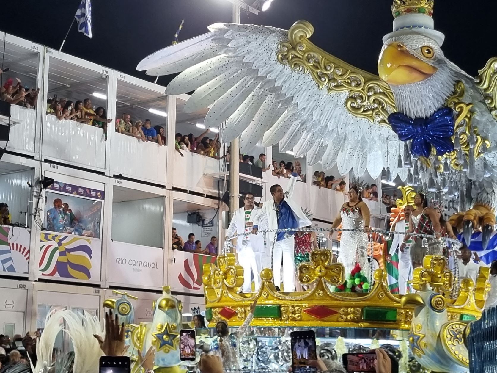 Zeca Pagodinho saúda o público na Passarela do Samba: homenagem à Portela (Foto: Oscar Valporto)