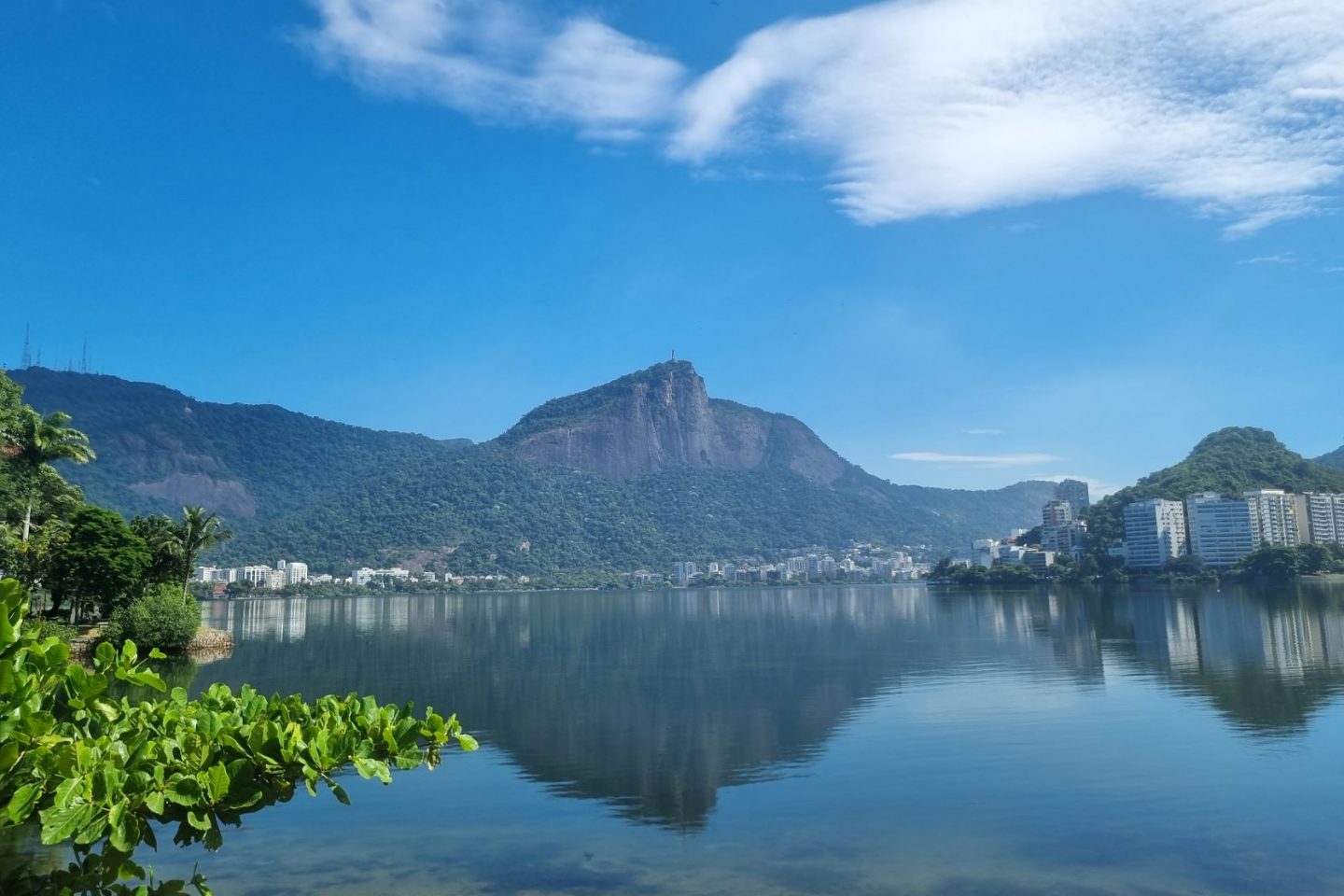 Imagem do Cristo Redentor refletida nas águas claras da Lagoa Rodrigo de Freitas: cartão-postal sem mortandade de peixes e despejo de esgoto (Foto: Oscar Valporto)