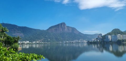 Imagem do Cristo Redentor refletida nas águas claras da Lagoa Rodrigo de Freitas: cartão-postal sem mortandade de peixes e despejo de esgoto (Foto: Oscar Valporto)