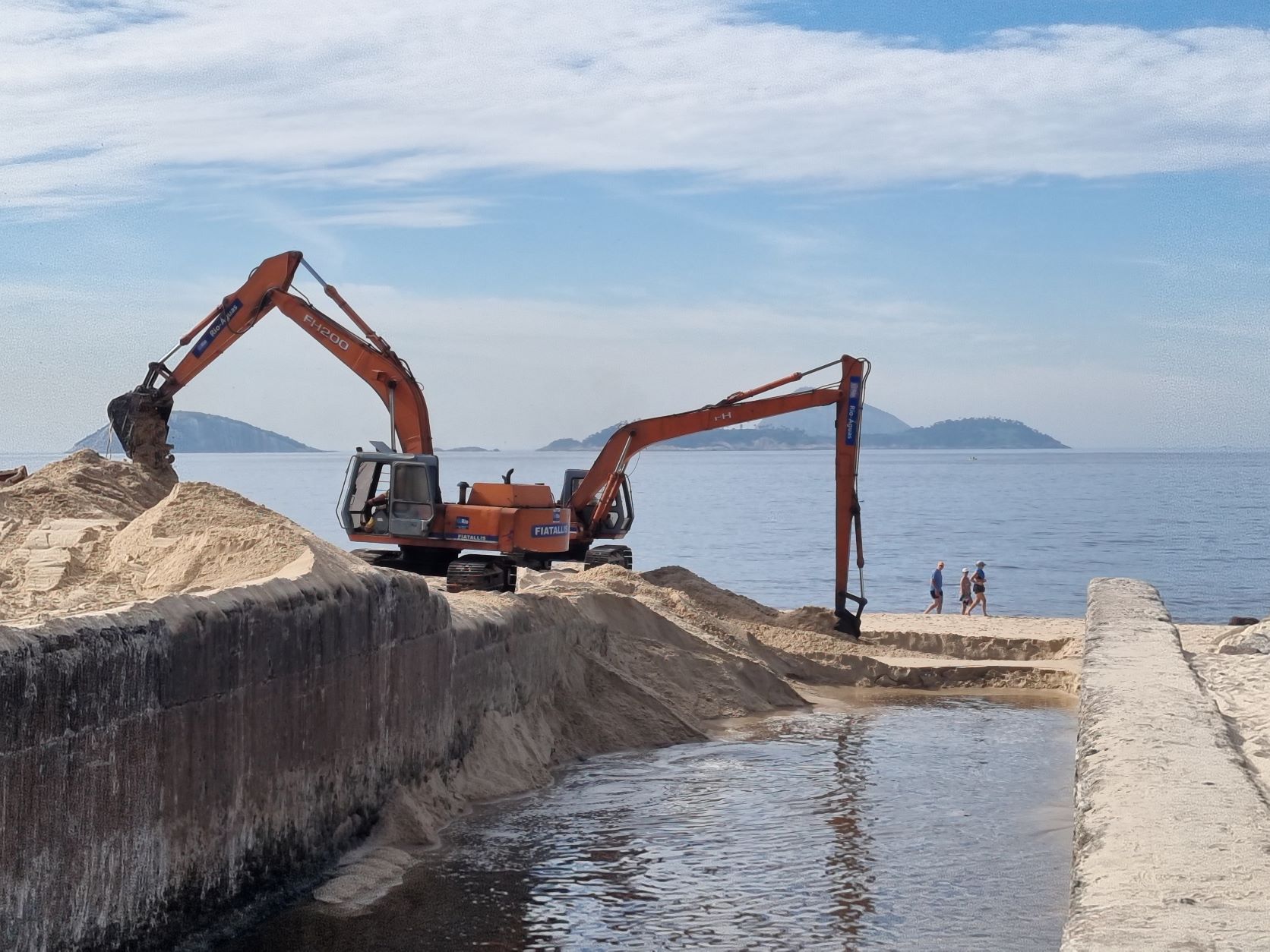 Operação da Rio Águas para desobstruir o canal do Jardim de Alah: troca de água entre o mar e a lagoa é fundamental para qualidade da água (Foto: Oscar Valporto)