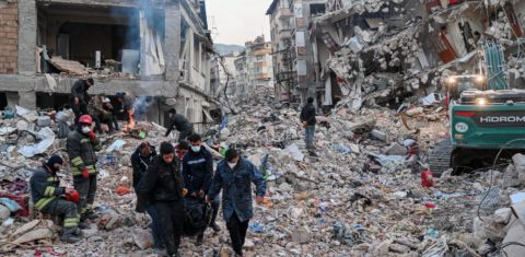 Resgate de vítimas do terremoto em Hayta, na Turquia: voluntários brasileiro ajudam no socorro a sobreviventes do terremoto (Foto: Bulent Kilic /AFP = 14/02/2023)