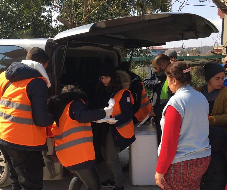 Voluntários da ONG Borders of Love entregam comida a sobreviventes do terremoto e equipes de socorro em Hayta: cenário de destruição (Foto: Mayara Alfradique / Arquivo Pessoal)
