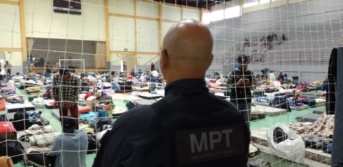 Trabalhadores encontrados em condições análogas à escravidão abrigados em ginásio de Bento Gonçalves: trabalho escravo em vinícolas e Caso Evandro mostram renovação do racismo e da lógica escravocrata (Foto: MPT-RS/Divulgação)