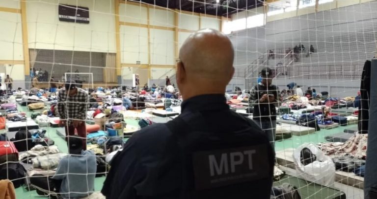 Trabalhadores encontrados em condições análogas à escravidão abrigados em ginásio de Bento Gonçalves: trabalho escravo em vinícolas e Caso Evandro mostram renovação do racismo e da lógica escravocrata (Foto: MPT-RS/Divulgação)