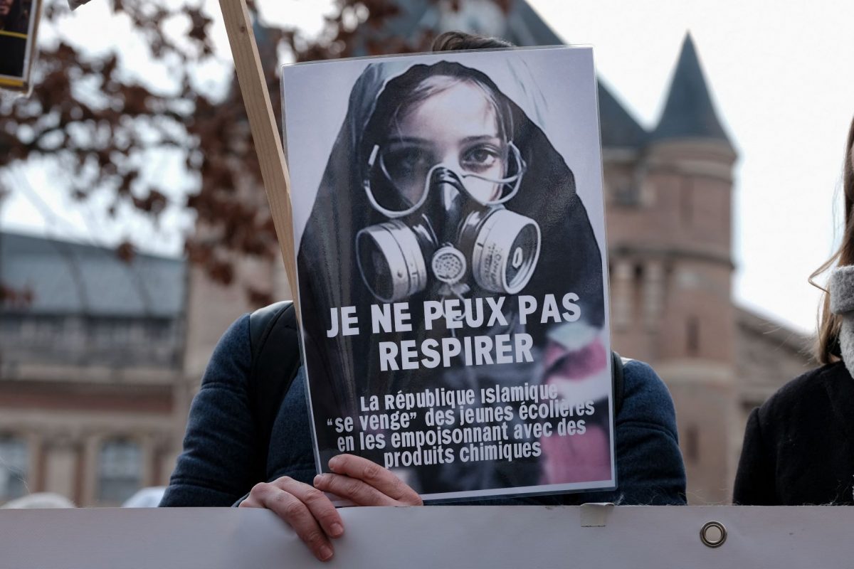 Protesto na França contra envenenamento de alunas no Irã: suspeita de ataque à educação de meninas (Foto: Patrick Batard / Hans Lucas / AFP - 04/11/2023)
