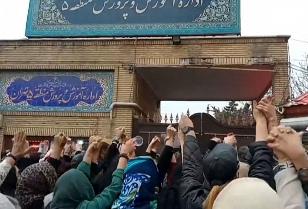 Protesto de iranianos em frente ao Ministério da Educação, em Teerã, após envenenamento de meninas nas escolas: líder promete punição exemplar (Foto: Anônimo /ESN / AFP) 