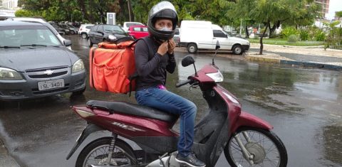 Cristiana Batista com sua motocicleta em Petrolina: serviço de delivery ainda mais precário para mulheres (Foto: Arquivo Pessoal)