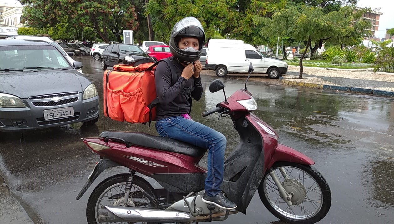 Cristiana Batista com sua motocicleta em Petrolina: serviço de delivery ainda mais precário para mulheres (Foto: Arquivo Pessoal)