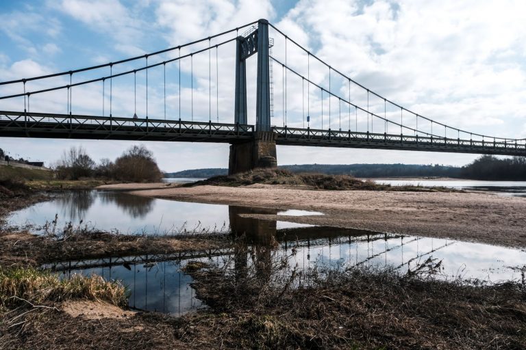 Bancos de areia aparecem no leito do Rio Loire, na França: inverno seco obriga governo a determinar redução do consumo de água (Foto: Jean-Michel Delage / Hans Lucas / AFP - 05/03/2023)