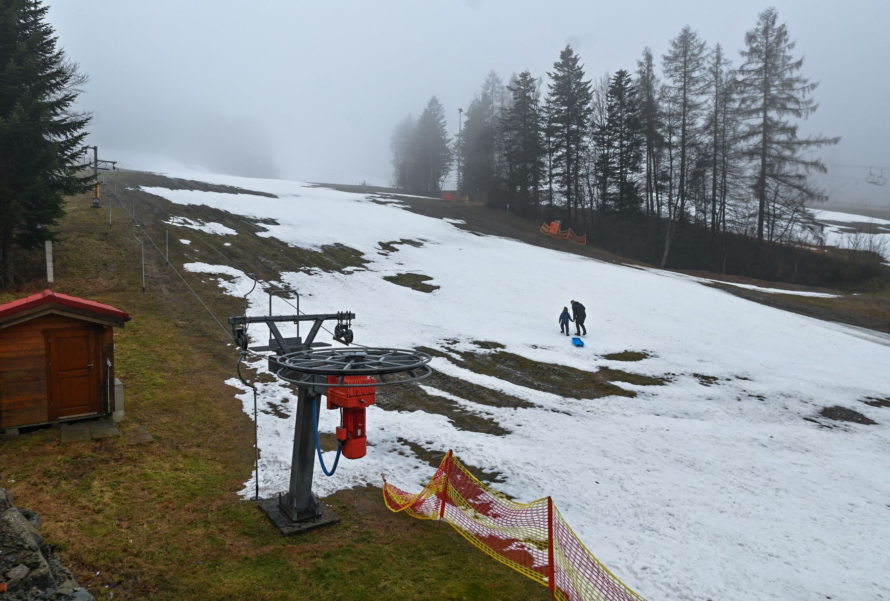 Estação de esqui fechada em Krynica-Zdroj, Polônia, por falta de neve: inverno seco e quente preocupa europeus (Foto de Artur Widak / NurPhoto / AFP - 12/01/2023)