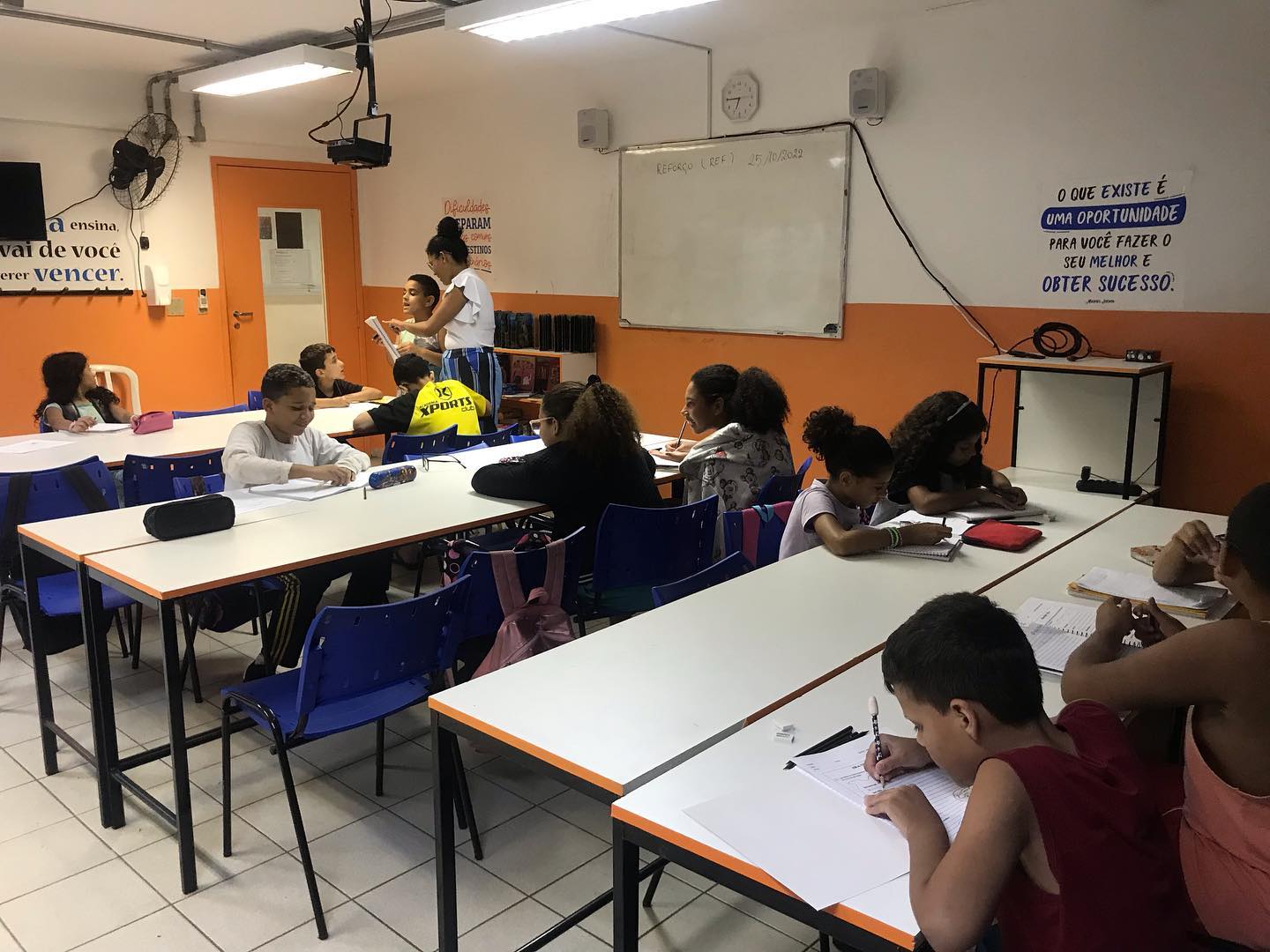 Aula de leitura, escrita e interpretação de texto da Associação Reforço Escolar Fundamental Rocinha: pandemia provocou multiplicação de iniciativas de educação na comunidade (Foto: Associação REF Rocinha)