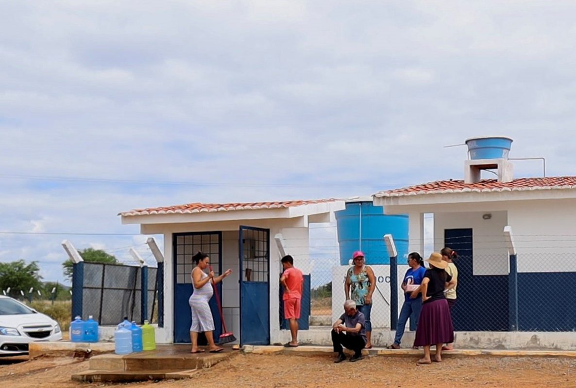 Sistema de dessalinização garante acesso à água potável no Semiárido baiano: mulheres comandam operação (Foto: Irpaa)
