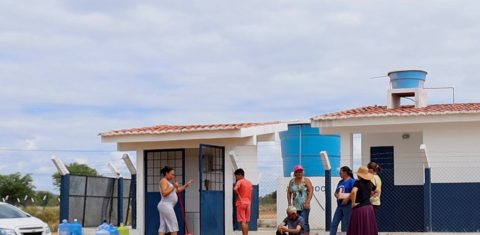 Sistema de dessalinização garante acesso à água potável no Semiárido baiano: mulheres comandam operação (Foto: Irpaa)