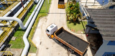 Caminhão carregado com lodo de esgoto deixa a ETE Barra da Tijuca: responsável pelos serviços de saneamento para mais de 1 milhão de pessoas, concessionária Iguá envia 300 toneladas de resíduos para compostagem mensalmente (Foto: Divulgação)