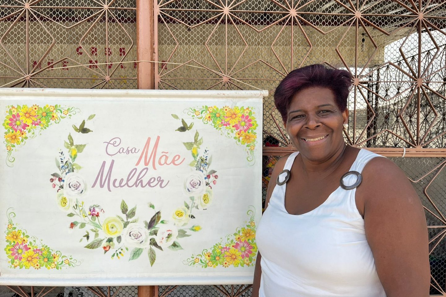 Sandra na entrada da Casa Mãe Mulher: acolhida para mães de jovens internados por conflitos com a lei (Foto: Caroline Rocha)