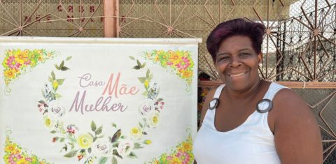 Sandra na entrada da Casa Mãe Mulher: acolhida para mães de jovens internados por conflitos com a lei (Foto: Caroline Rocha)
