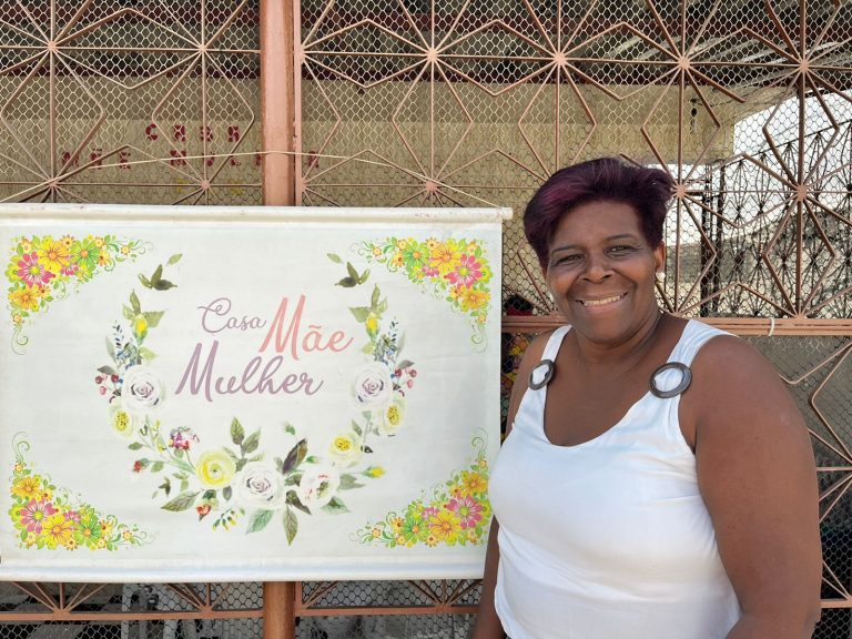 Sandra na entrada da Casa Mãe Mulher: acolhida para mães de jovens internados por conflitos com a lei (Foto: Caroline Rocha)