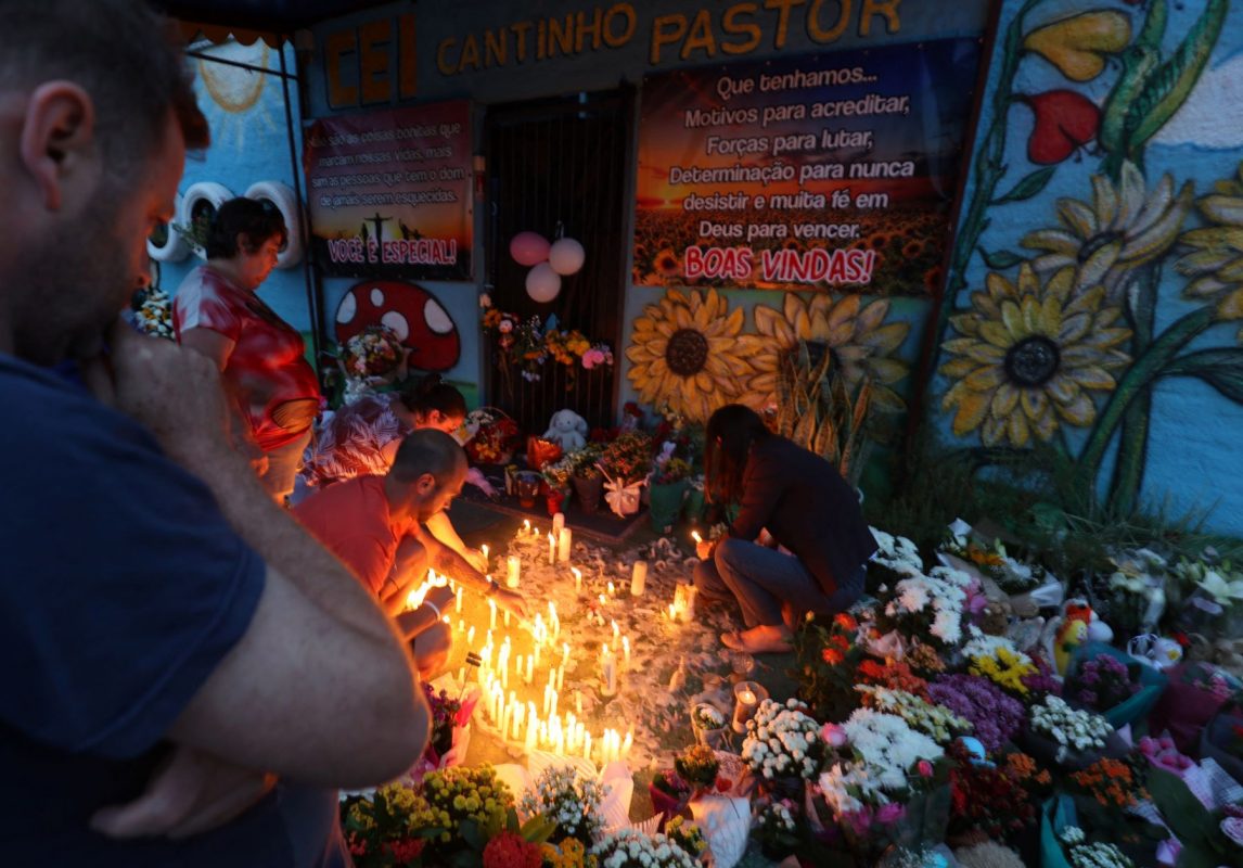 Vigília em homenagem a crianças assassinadas em creche em Blumenau (SC): chacinas em escolas indicam avanço do ódio no país (Foto: Anderson Coelho / AFP)