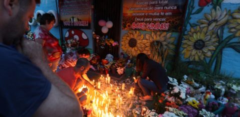 Vigília em homenagem a crianças assassinadas em creche em Blumenau (SC): chacinas em escolas indicam avanço do ódio no país (Foto: Anderson Coelho / AFP)