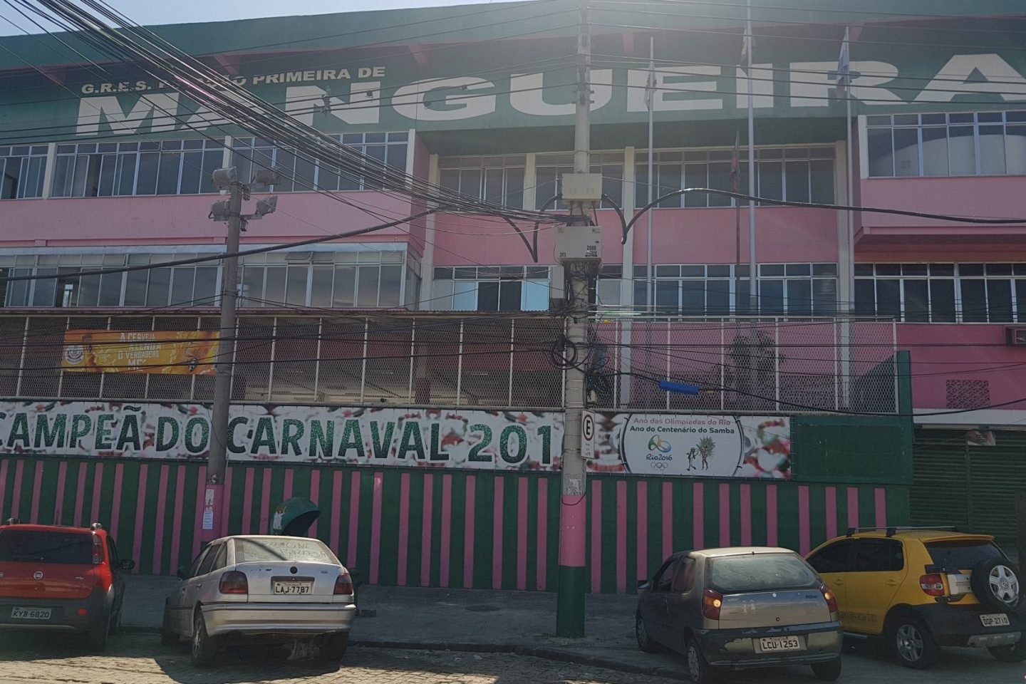 Palácio do Samba, sede da Mangueira, na Visconde Niterói: insegurança faz taxistas e motoristas de aplicativo evitarem até a rua principal que margeia o morro (Foto: Oscar Valporto -09/03/2019
