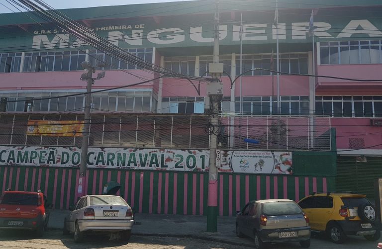 Palácio do Samba, sede da Mangueira, na Visconde Niterói: insegurança faz taxistas e motoristas de aplicativo evitarem até a rua principal que margeia o morro (Foto: Oscar Valporto -09/03/2019