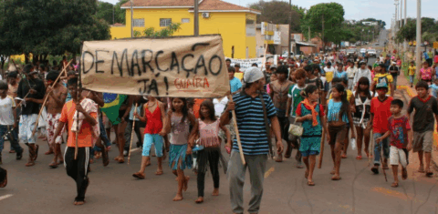 Manifestação pela demarcação das terras Avá-Guarani em Guaíra: estudo mostra ocupação de território por soja, milho e pecuário e ameaças aos indígenas (Foto: Diego Pellizari/Cimi)