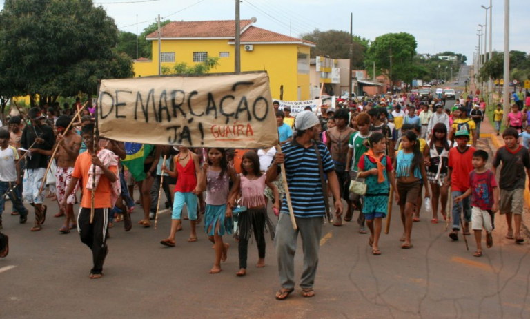 Manifestação pela demarcação das terras Avá-Guarani em Guaíra: estudo mostra ocupação de território por soja, milho e pecuário e ameaças aos indígenas (Foto: Diego Pellizari/Cimi)