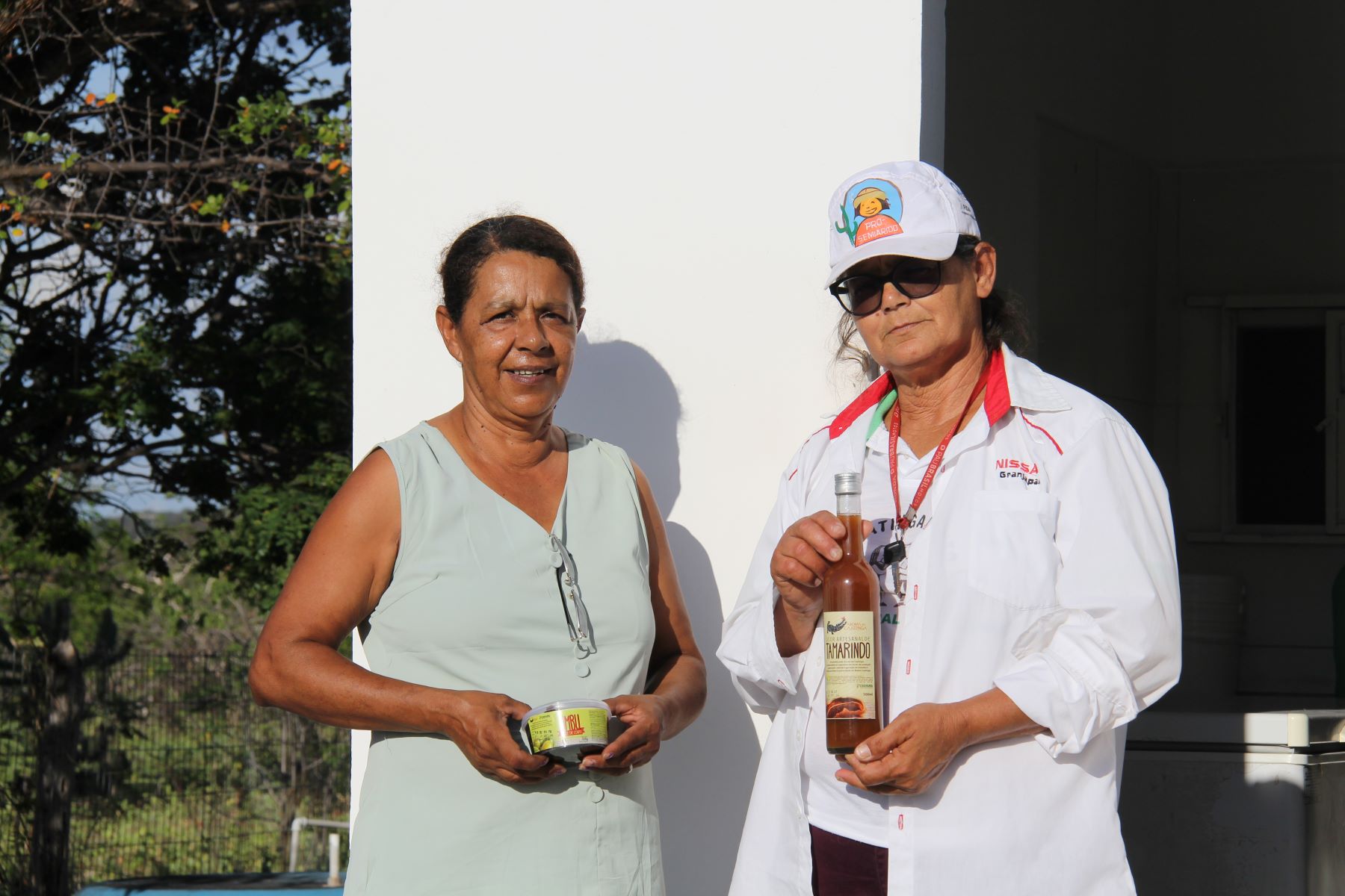 Agricultoras Cleide e Neide com produtos da Aroma da Caatinga: doces, sucos, picolés e a bebida láctea umbuzada são produtos fabricados pela cooperativa na Bahia (Foto: Adriano Alves)