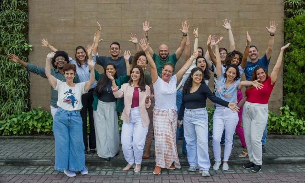 Voluntários da Associação Junior Achievement Rio de Janeiro, uma vencedoras do Prêmio Aplaude em 2022: premiação para ações de voluntariado empresarial (Foto: Divulgação)