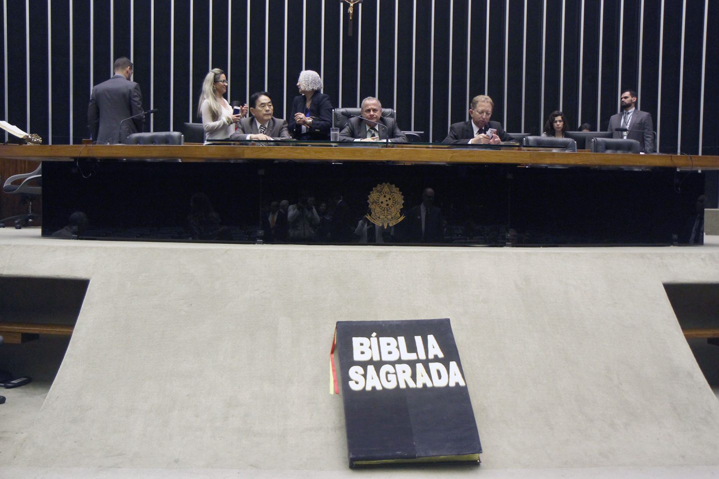 Sessão solene no Congresso pelo Dia da Bíblia: bancada evangélica que defende o direito de discriminar homossexuais esquece das instruções da Bíblia legitimando a escravidão (Foto: Vinicius Loures / Câmara dos Deputados / 06/12/2017)