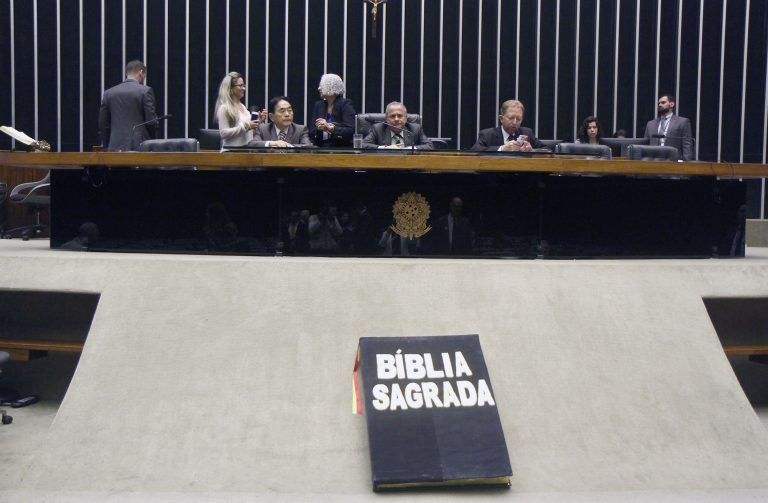 Sessão solene no Congresso pelo Dia da Bíblia: bancada evangélica que defende o direito de discriminar homossexuais esquece das instruções da Bíblia legitimando a escravidão (Foto: Vinicius Loures / Câmara dos Deputados / 06/12/2017)