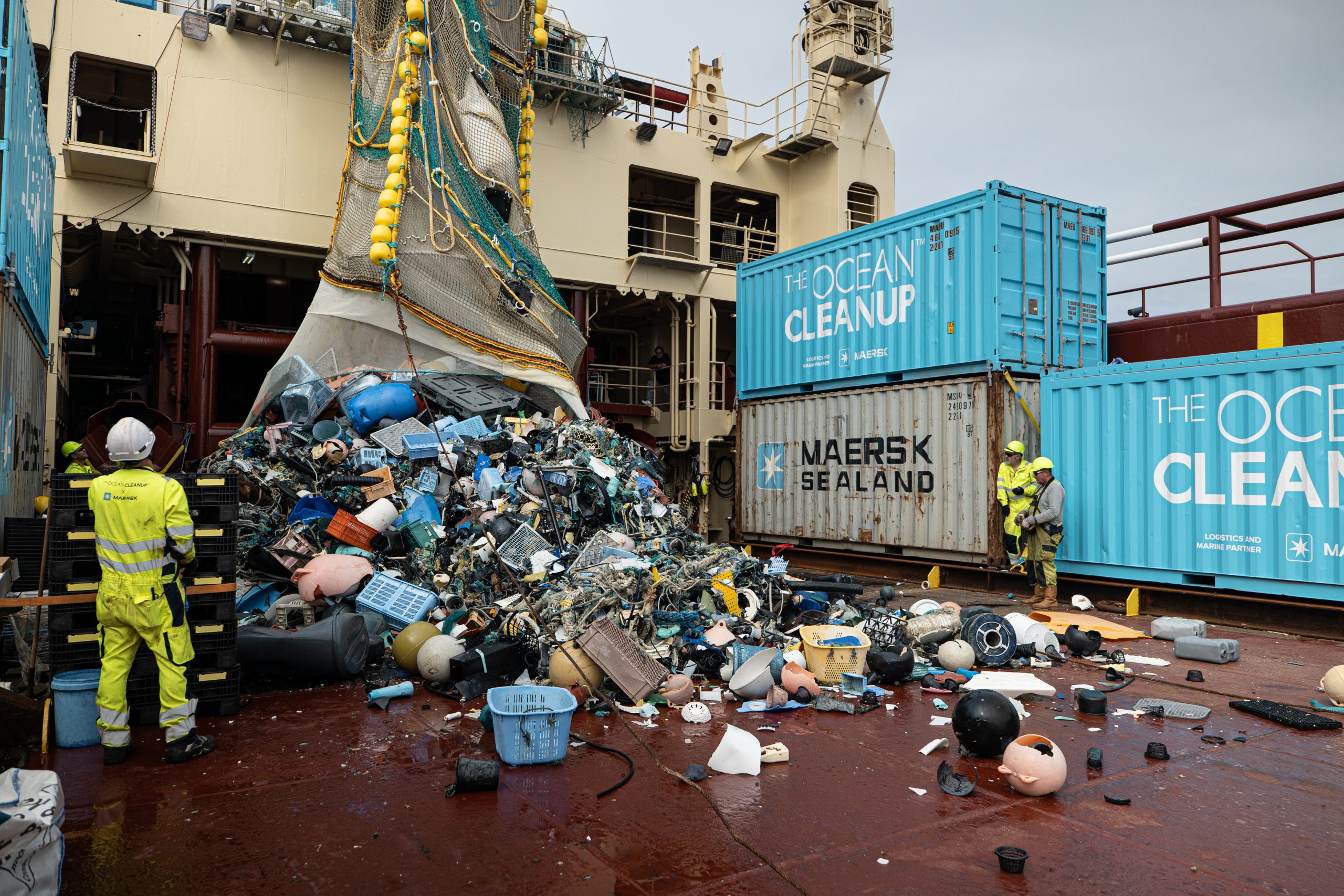 Navio da Ocean Cleanup recolhe detritos da Grande Mancha de Lixo do Pacífico: pesquisa constatou espécies costeiras se reproduzindo no meio do oceano (Foto: The Ocean Cleanup)