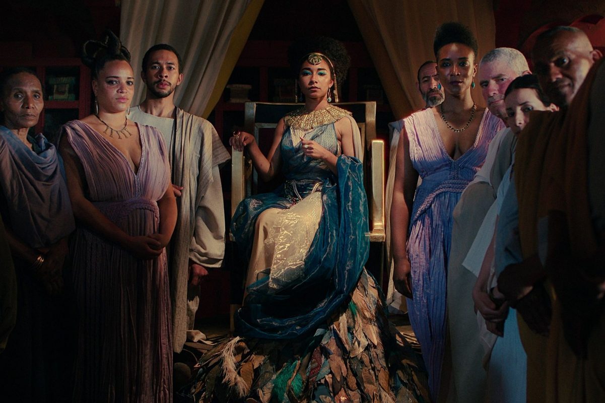 A atriz negra Adele James, como a rainha Cleópatra na série da Netflix: historiador diz que cor de sua pele não tinha importância no Antigo Egito (Foto: Netflix / Divulgação)