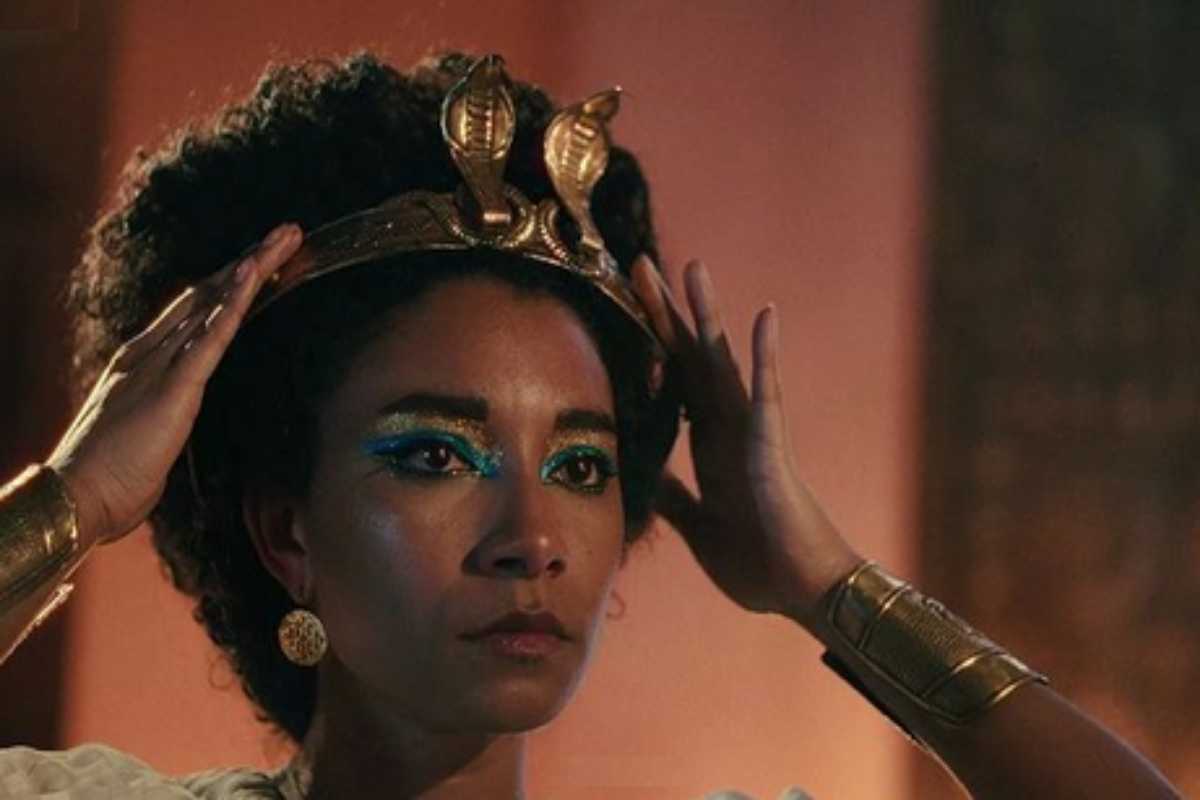 Adele James com a coroa de Cleópatra na série: para egiptólogo Toby Wilkinson, controvérsia sobre etnia da rainha "diz mais sobre as preocupações de nosso tempo do que sobre o que era considerado importante na época de Cleópatra" (Foto: Netflix/Divulgação)
