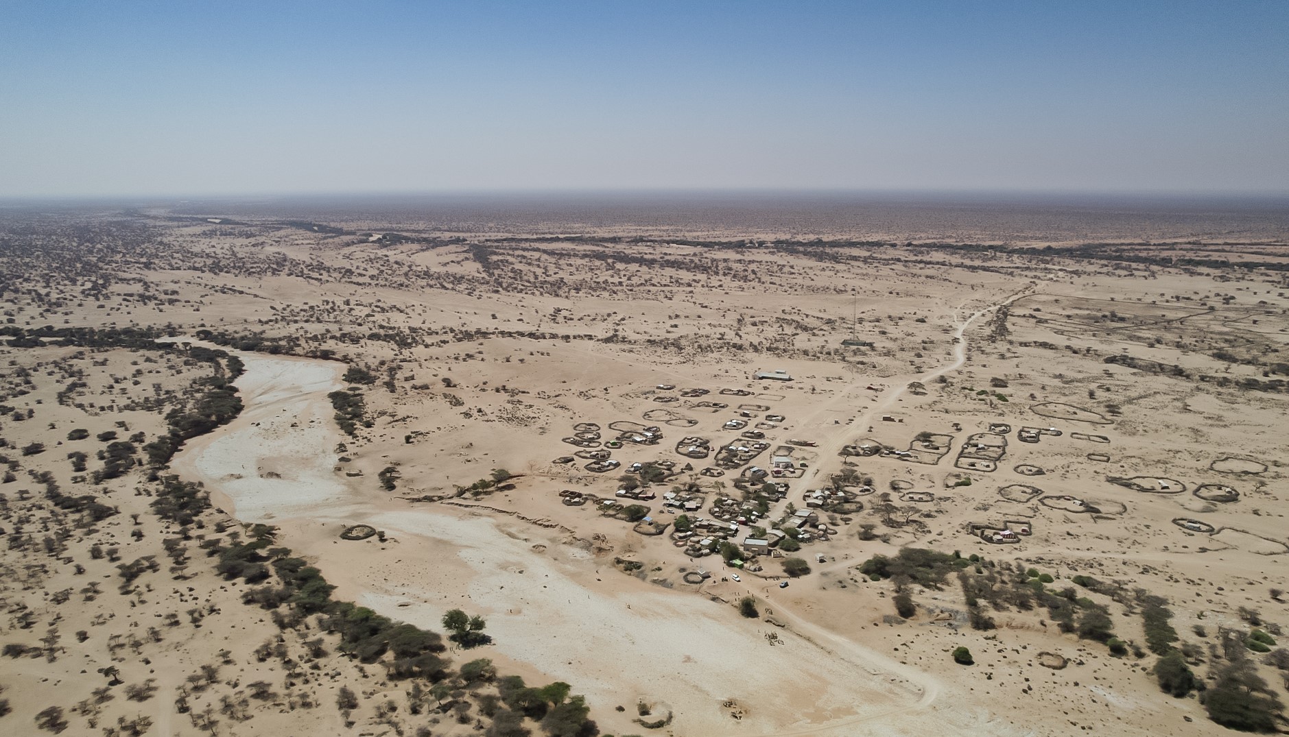 Paisagem desértica da Somailândia, região autodeclarada independente da Somália com a qual ainda está em conflito: ameaça persistente de secas e outros choques climáticos no Chifre da África (Foto: Daniel Jukes / ActionAid)
